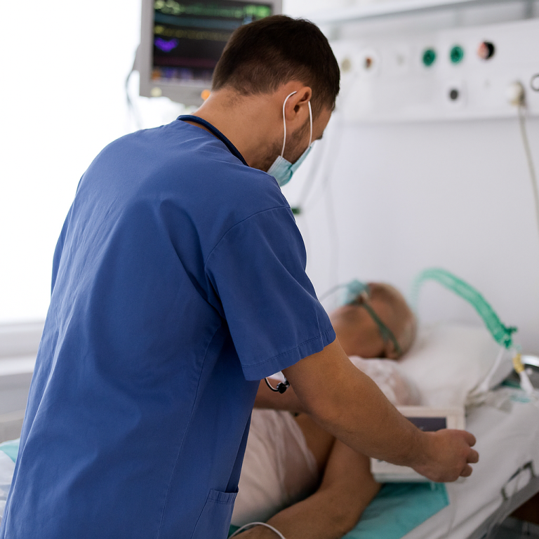 Pfleger auf einer Intensivstation